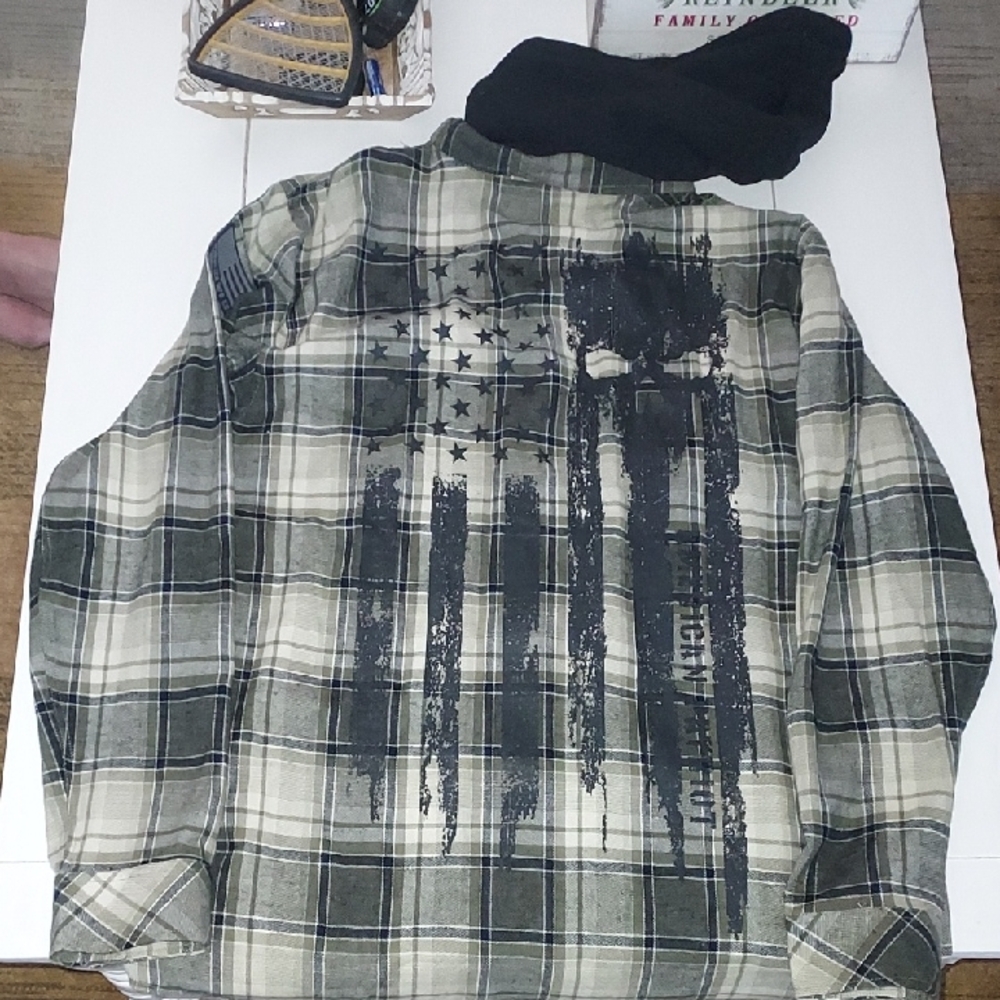 Howitzer Men Plaid Shirt with Flag Design. NWT. Cream, Green And Black. 2XL